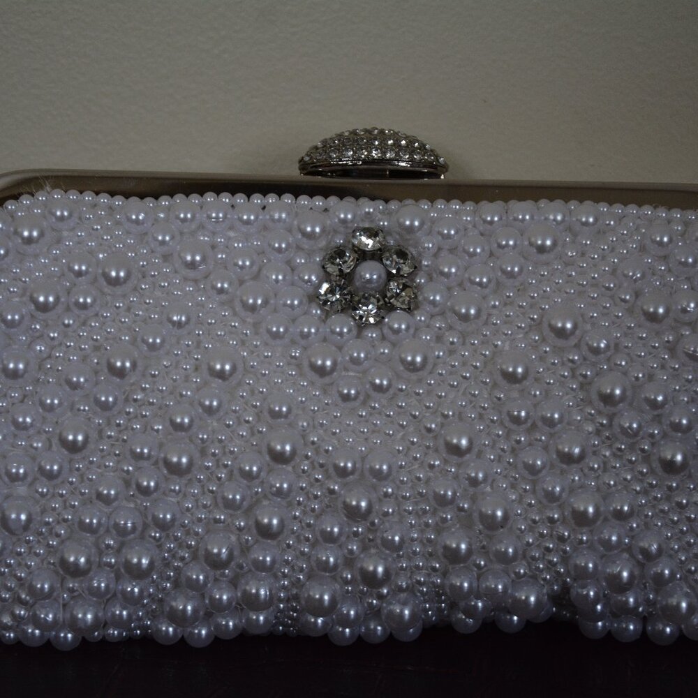 Elegant White Pearl Clutch - Picture 4 of 14